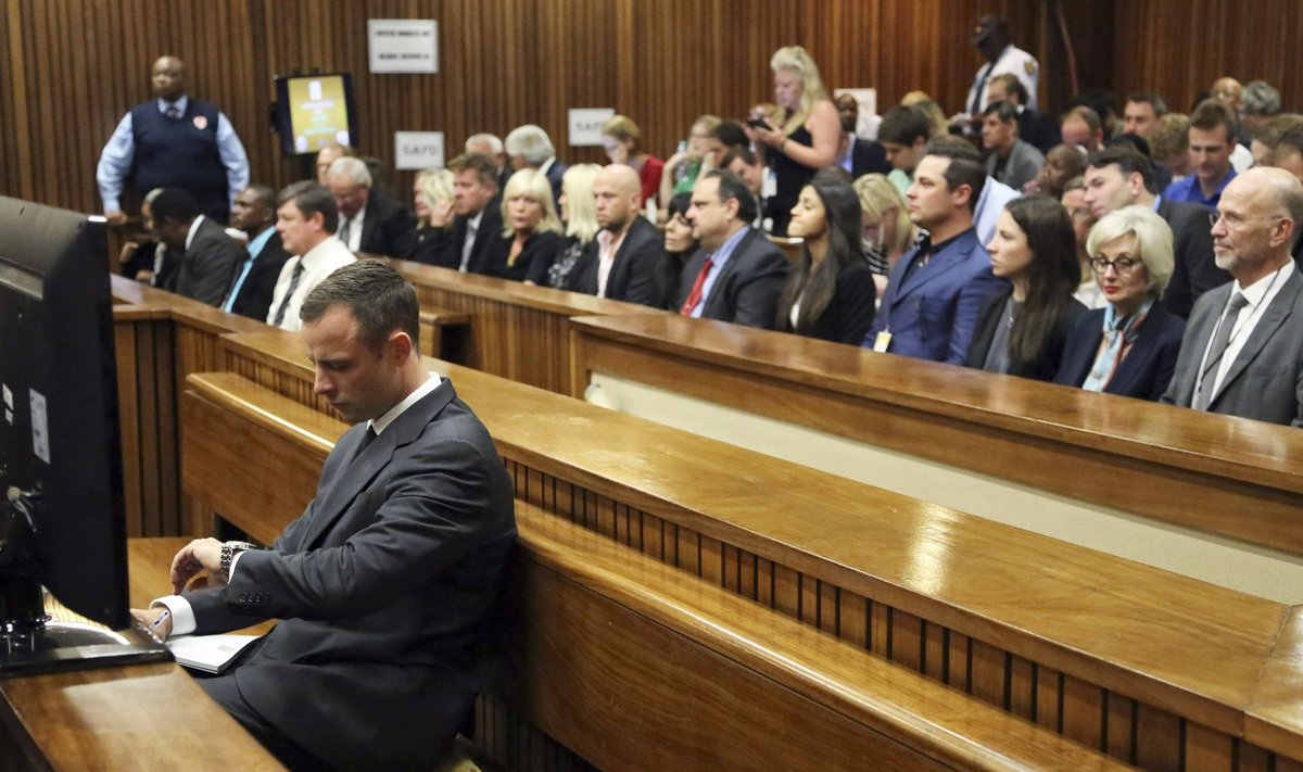 Oscar Pistorius enne istungit kella vaatamas. 