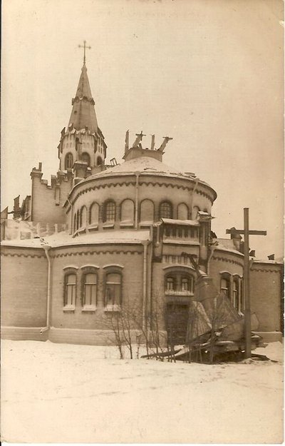 Teises maailmasõjas osaliselt purustatud katoliku kirik.