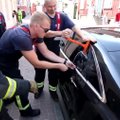 DELFI FOTOD ja VIDEO: Pärnus aitasid päästjad välja autosse kinni jäänud väikelapse