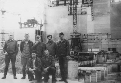 Praegune MTÜ Harjumaa Tšernobõli Ühendus esimees käis tuumajaama ääres 1988. aastal. Reaktori ees tehtud fotol on ta tagumises reas paremalt teine.
