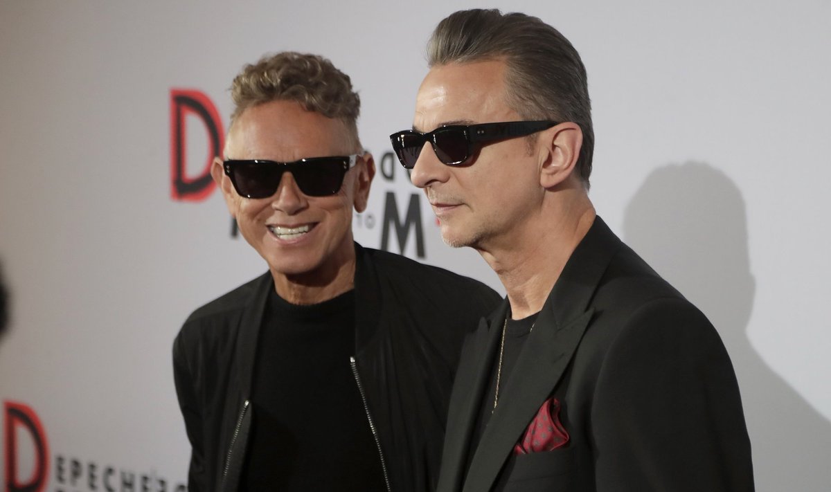 Depeche Mode Berliinis. Martin Gore (vasakul) ja Dave Gahan lähevad hoolimata bändikaaslase Andy Fletcheri surmast tuurile ja annavad välja uue albumi. 