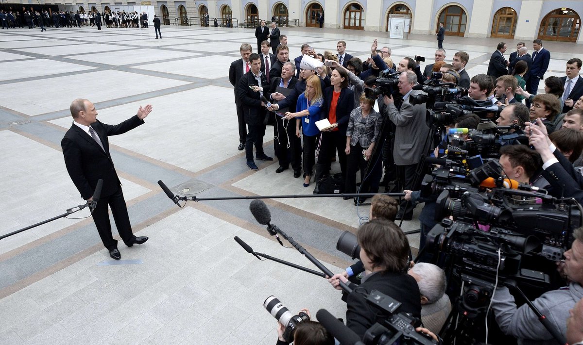 KÕIGILE TÜKIKE: Selline pilt avanes 2015. aastal, kui Vladimir Putin Moskvas pressiga suhtles. Kolm aastat hiljem on sündmuse jäädvustamiseks kasutatavate telefonide osakaal juba märksa suurem.