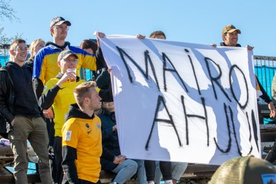Kuressaare fännid tervitasid oma klubi kasvandikku Mairo Miili, kes läks üle Tartu Tammeka ridadesse.