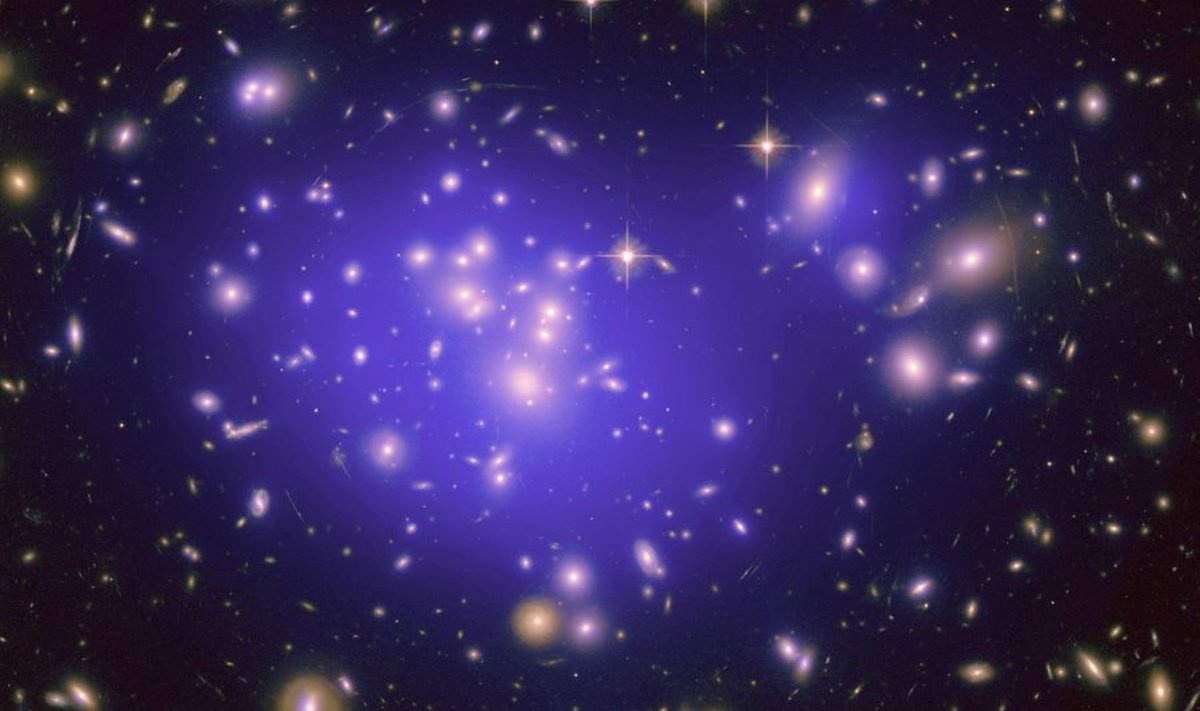 Galaktikakogum Abell 1689, millest 80 % moodustab tume aine. Foto HO, NASA, AFP