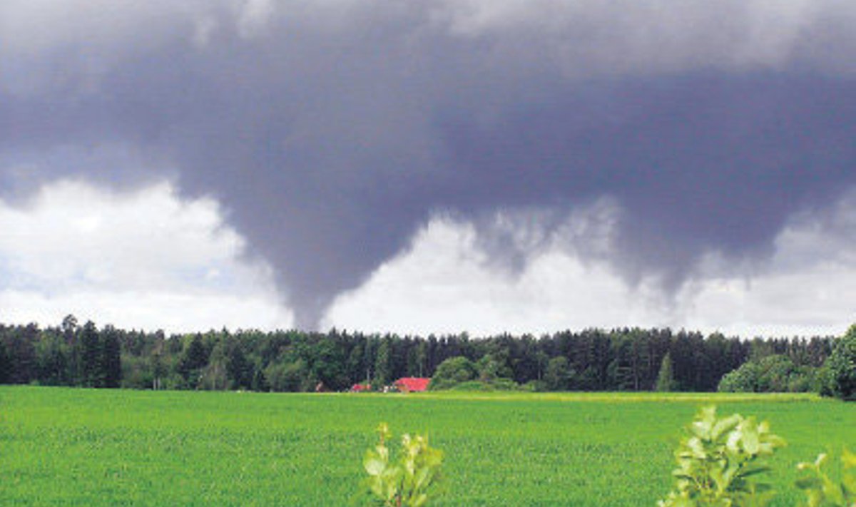 Pärsti vallas Viljandimaal tegi 2004. aasta 15. juunil ajalugu tornaado – meil nii harva esinev ilmanähtus.