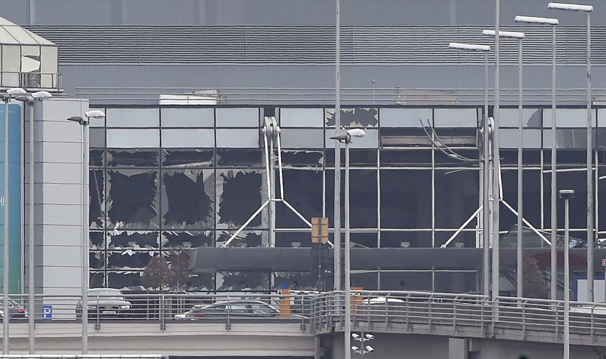 Kahes plahvatuses Brüsseli lennujaamas hukkus vähemalt 14 inimest