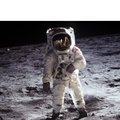 Neil Armstrong maetakse Kuust võimalikult kaugele
