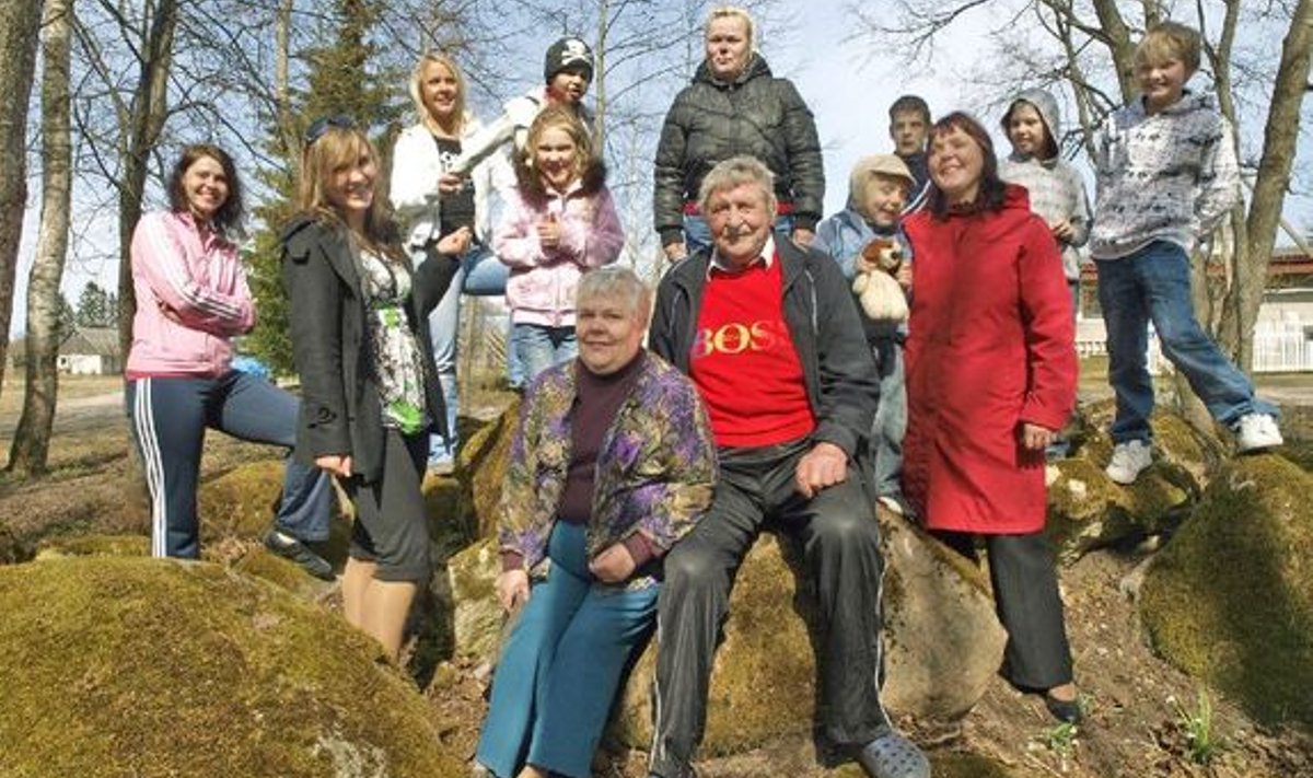 Koos Hilja ja Eino-Valdur Rasvaga jäid nende lastest ja lastelastest Maalehe külaskäigu päeval pildile (vasakult) Marika, Tiina, Viivika, Triinu-Ly, tema selja taga Kristofer-Robin, Kersti, Kaspar, Riina, Tõnu, Raido ja Urmis.