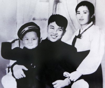 Dateerimata pilt Kim Il-sungist koos abikaasa Kim Il-sungi ja poja Kim Jong-iliga.