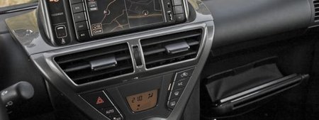 Встроенная навигация с SD-слотом в Toyota iQ. Фото: Элина Пязок