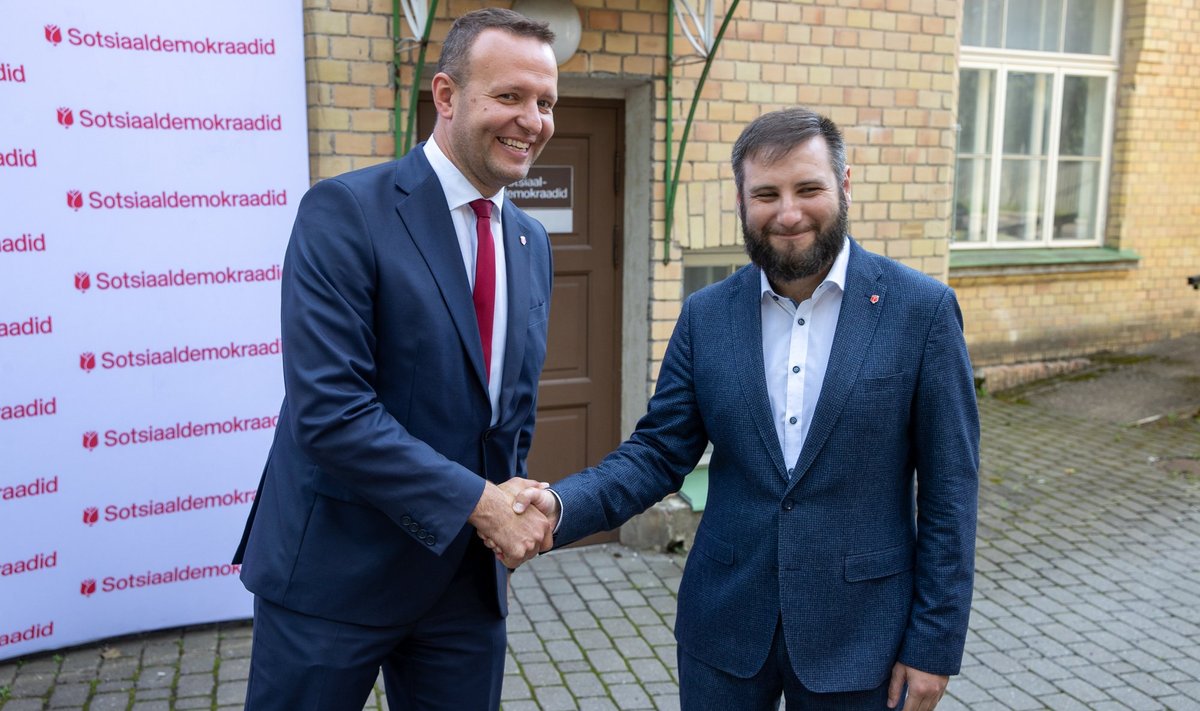 Sotside juht Lauri Läänemets (vasakul) võttis endise keskerakondlase Vladimir Sveti eile naerusui oma erakonna rüppe. Ülejooksikule pakuti taristuministrikohta, mille ta ka pikemalt mõtlemata vastu võttis.