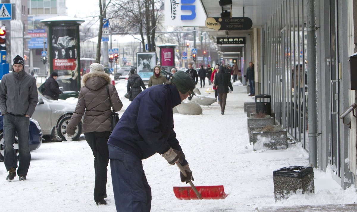 Lume koristamine kõnniteelt