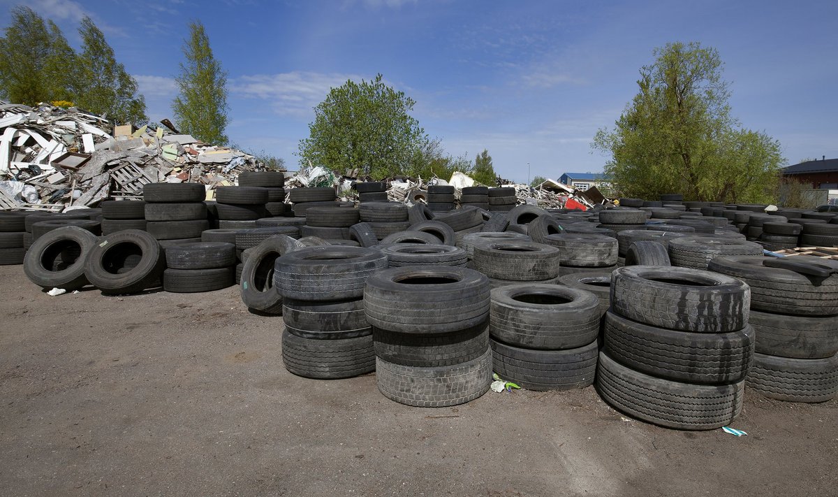 Ebaseaduslikult kokkukuhjatud prügi Tallinnas Betooni 2. Ei liigu juba mitmendat aastat sinna, kus oleks jäätmete õige koht.