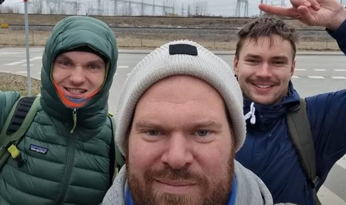 Kolm Tartu meest võtsid ette seikluse, mille käigus soovisid 24 tunni jooksul läbida 100 kilomeetrit ainult õlut juues.