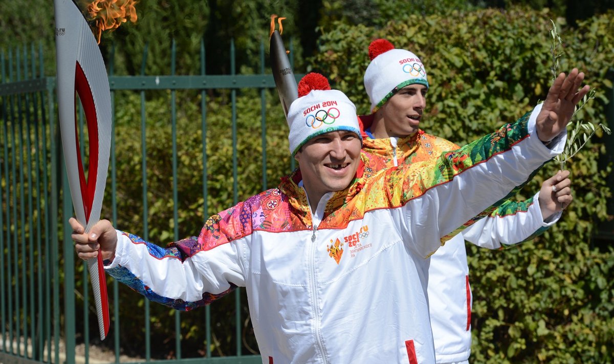 Aleksander Ovetškin olümpiatõrvikut kandmas
