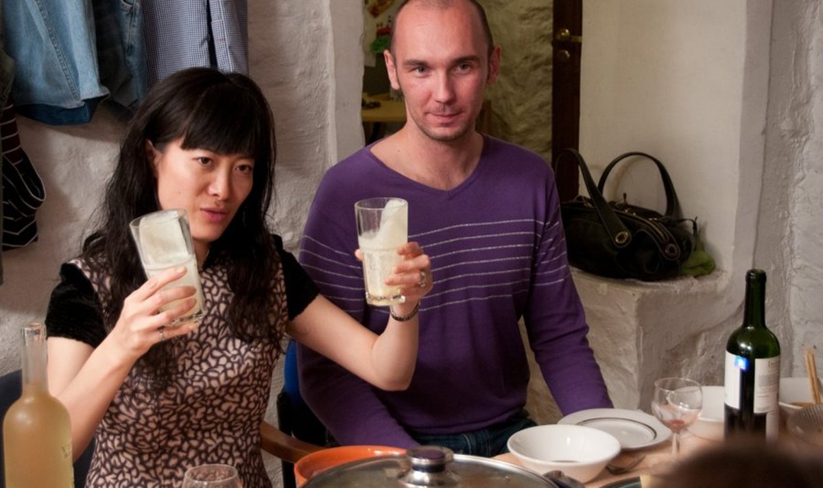 Hiinlanna Lina ja abikaasa Joel maitsevad eesti toite. Foto: Kristiina Hansen,Johannes Säre