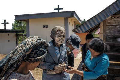 Семья и друзья осматривают тело Деборы Маупа, умершей в 2009 году в возрасте 73 лет. Мумифицированное в растворе формальдегида тело хорошо сохранилось — это к удаче. Фото: Брайан Лехманн 