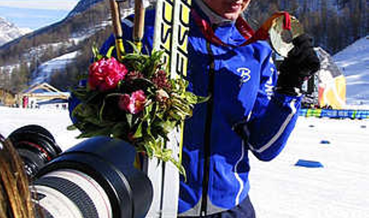 MEDAL NAGU SÕÕRIK: Kristina Šmigun oma esimese olümiamedaliga Itaalia pilvitu taeva all. Raul Ranne