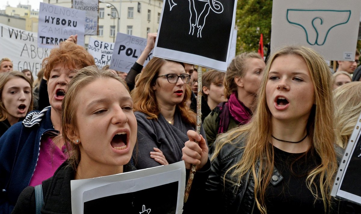 Tuhanded musta riietatud Poola naised kogunesid sügisel üle riigi, et avaldada meelt valitsuse plaani vastu keelata abordid. Valitsus pidi seetõttu loobuma äärmuslikust abordiseaduse muutmisest ja see on ka üks uue seaduseelnõu ajendeid.