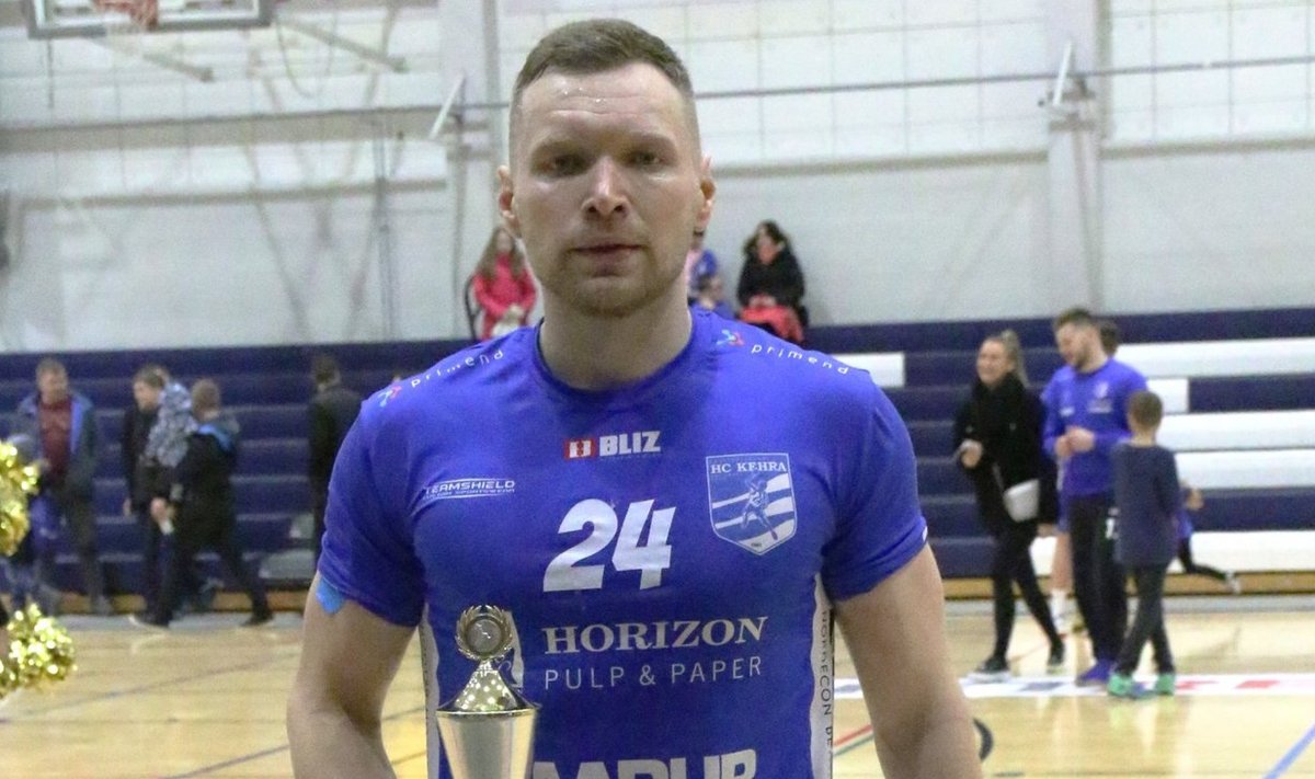 Meistriliiga veebruari parim mängija Vladislav Naumenko auhinnaga.