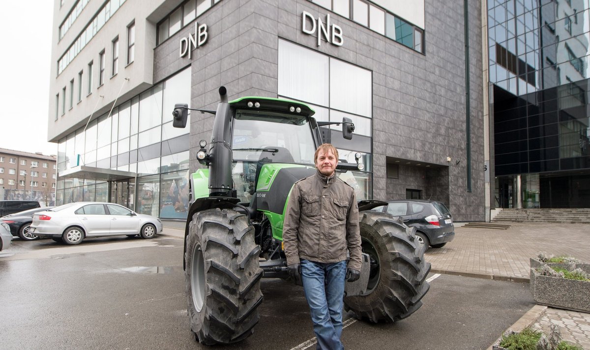 DNB Panga põllumajandussektori vanem Margo Kuusk ja Deutz-Fahr traktor