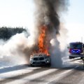 FOTOD | Kuressaare ringteel süttis sõiduauto ja põles maha