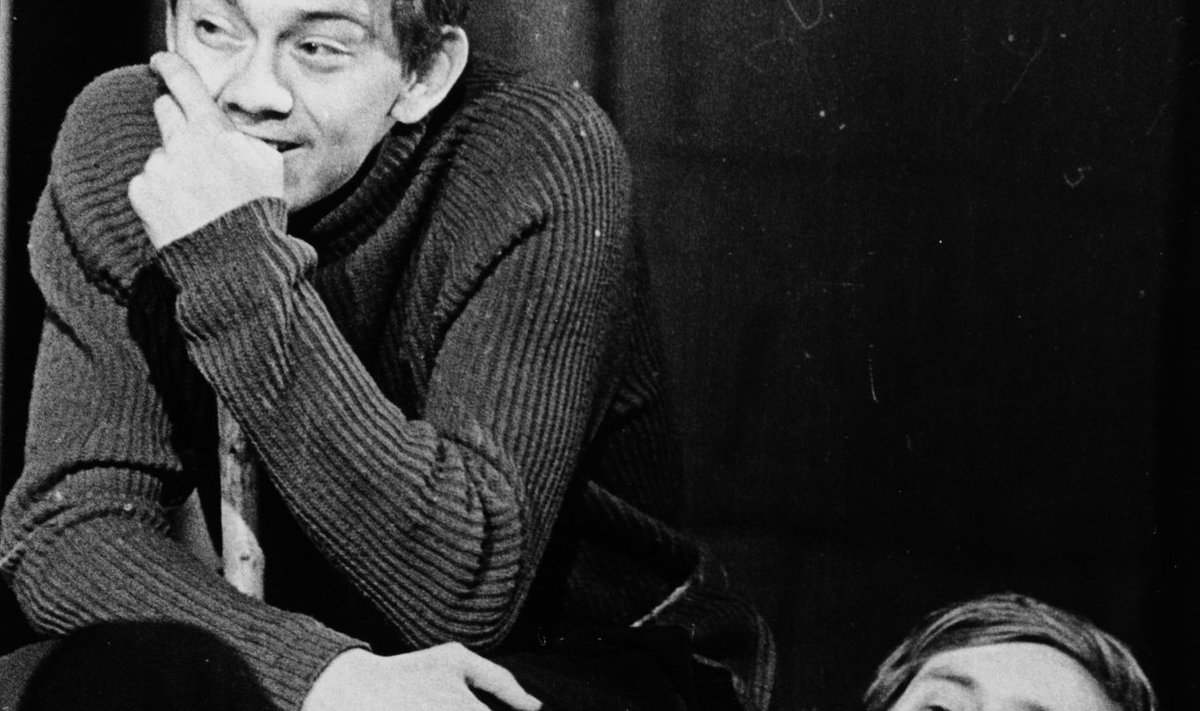 Nad õppisid näitlejaks ja neist said suured lavastajad: Kalju Komissarov Luka osas (vasakul) ja Jaan Tooming Satini osas Maksim Gorki näidendis “Põhjas”. Lavastajaks Grigori Kromanov.  “Põhjas“ oli lavakunstikateedri III lennu diplomilavastus (1968).