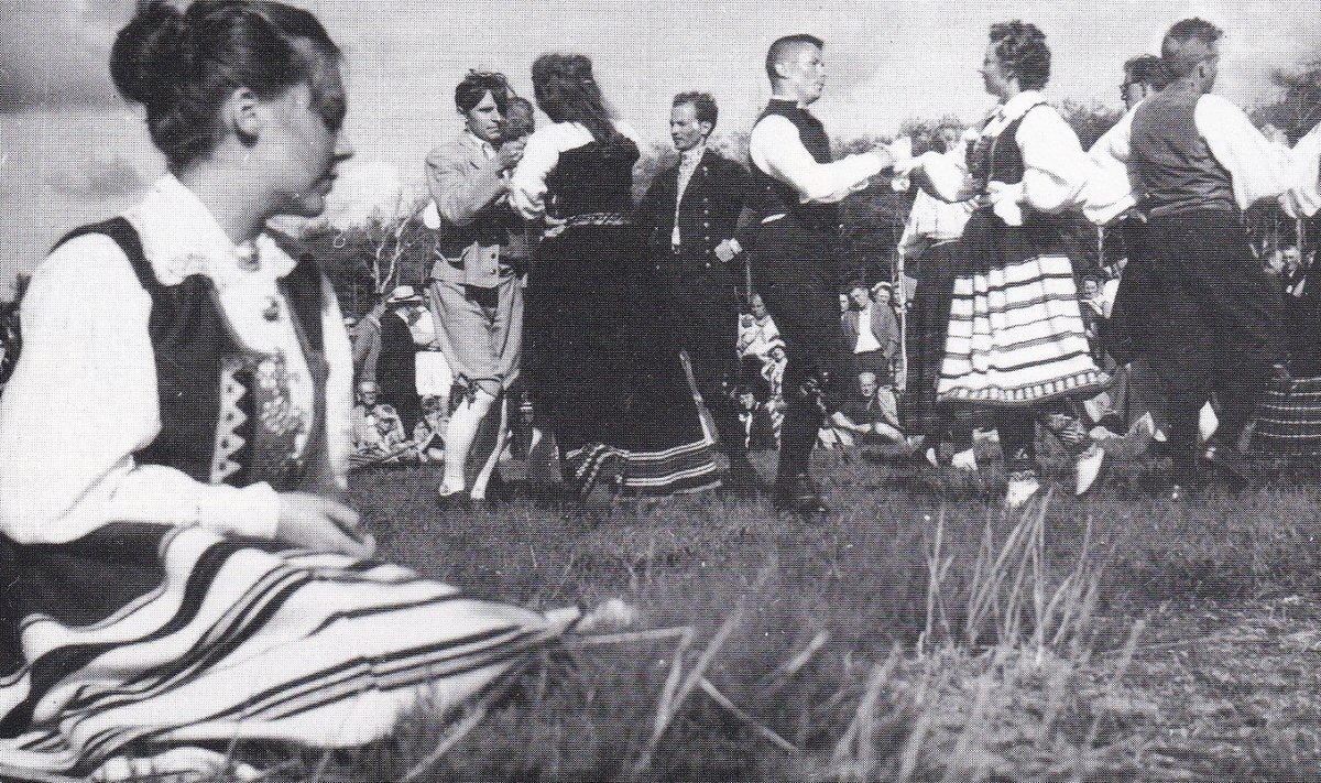 Stockholmi rahvatantsurühm (hilisem Kassari) tantsib 1956. aastal Ängelholmis skautide III suurlaagris.