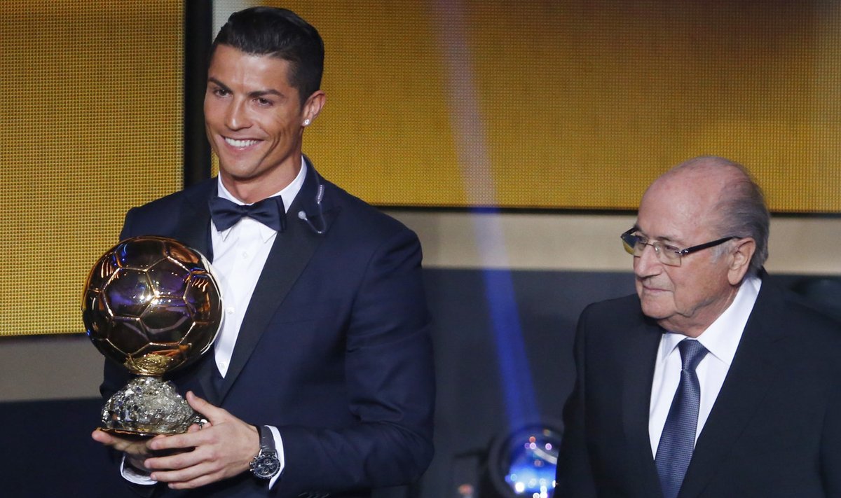 Mullune võitja Cristiano Ronaldo ja FIFA president Sepp Blatter