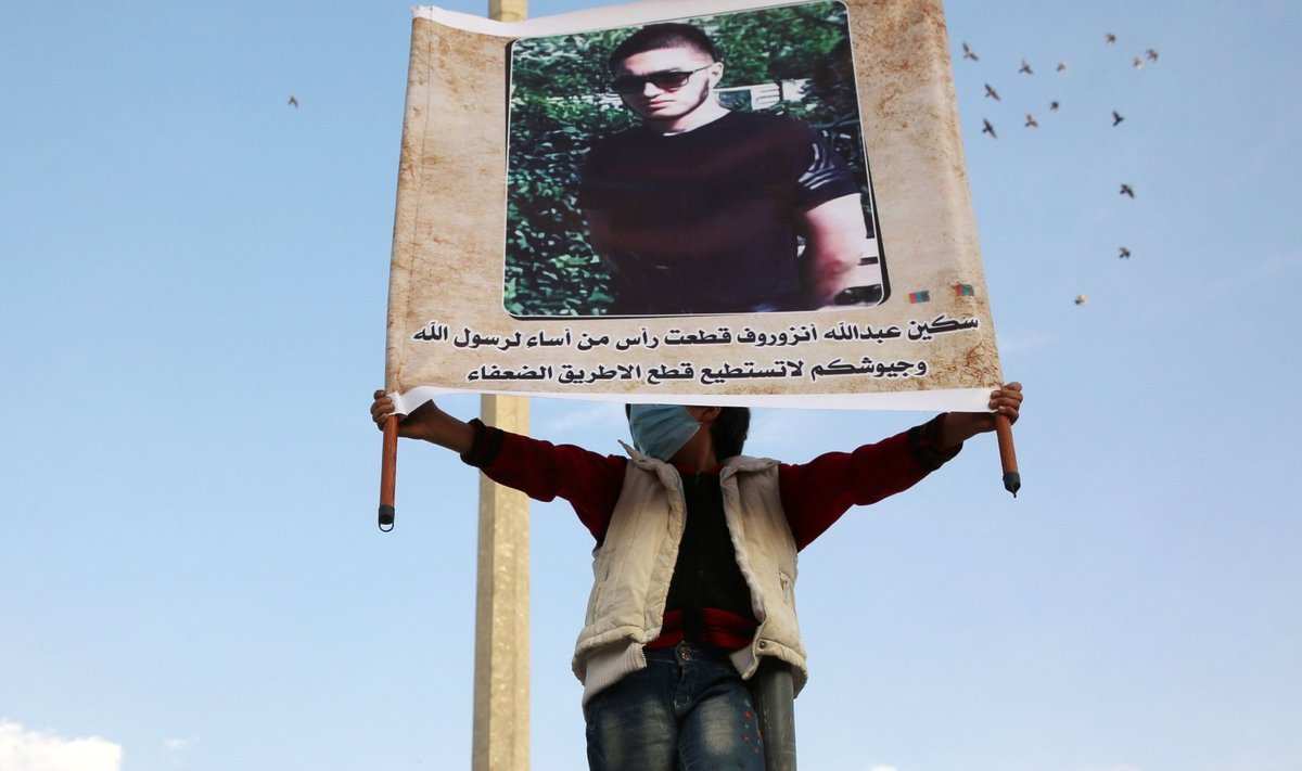 Mullu oktoobris avaldati Süürias mõrtsukale toetust. Plakatil on õpetaja tapja foto allkirjaga, mis kiidab teda prohvet Muhamedi hea nime kaitsmise eest.