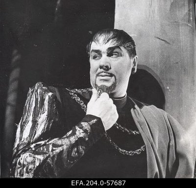 Lüürilise baritoniga Georg Ots üllatas Giuseppe Verdi ooperis “Othello” oma hääleulatuse  ja -võimsusega. Pildil Jago rollis aastal 1963.