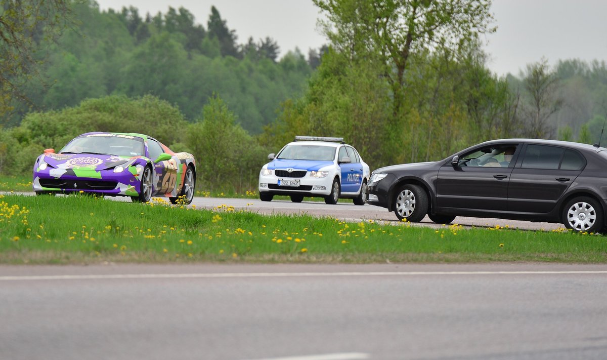 Politsei Pärnu maanteel Gumball 3000 osavõtjatega tegelemas