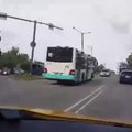 LUGEJA VIDEO | Graafikust maha jäänud bussijuht otsustas aega võita sõites vastasssuunavöödis