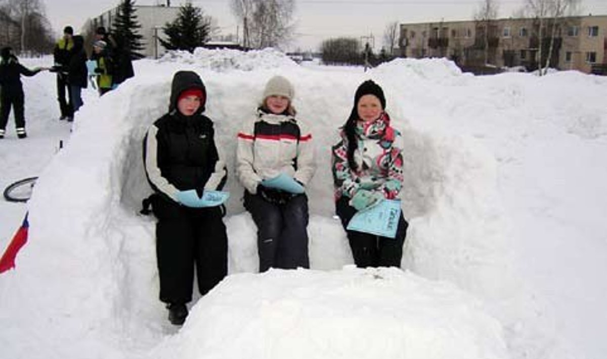 Noored omavalmistatud lumest diivanil (Foto: Žanna Vilper)