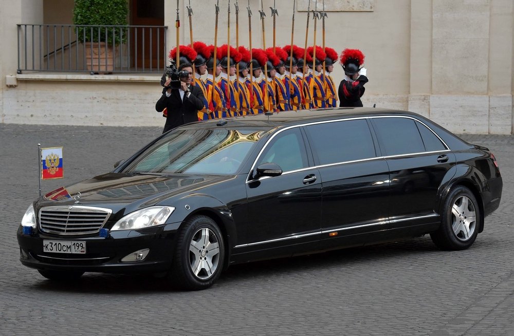 Какой номер у президента. Mercedes-Maybach Pullman Guard Лукашенко. Mercedes s600 Pullman Guard Путиным.