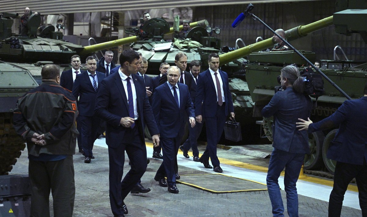RINGKÄIGUL: Venemaa president Vladimir Putin jalutab  