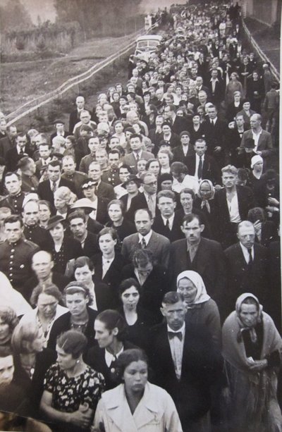 KRAADEDE OHVER: Surnuks pussitatud kordniku Feliks Raeksoo matustele 30. augustil 1937 kogunes palju rahvast.