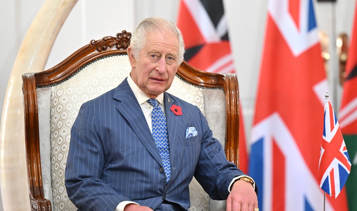 KANNAB UHKET TIITLIT Charlesi täielik kõnetusviis Suurbritannia kuningana on järgmine: Tema Majesteet Charles III, Jumala armust Suurbritannia ja Põhja-Iirimaa Ühendkuningriigi ning tema teiste maade ja territooriumite kuningas, Rahvaste Ühenduse juht, usu kaitsja.