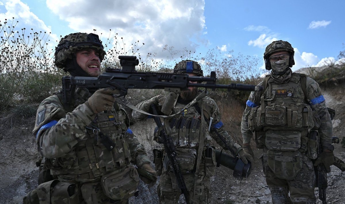 ÕPPUSTEL: Ukraina sõjaväelased Bahmuti lähedal õppustel. 
