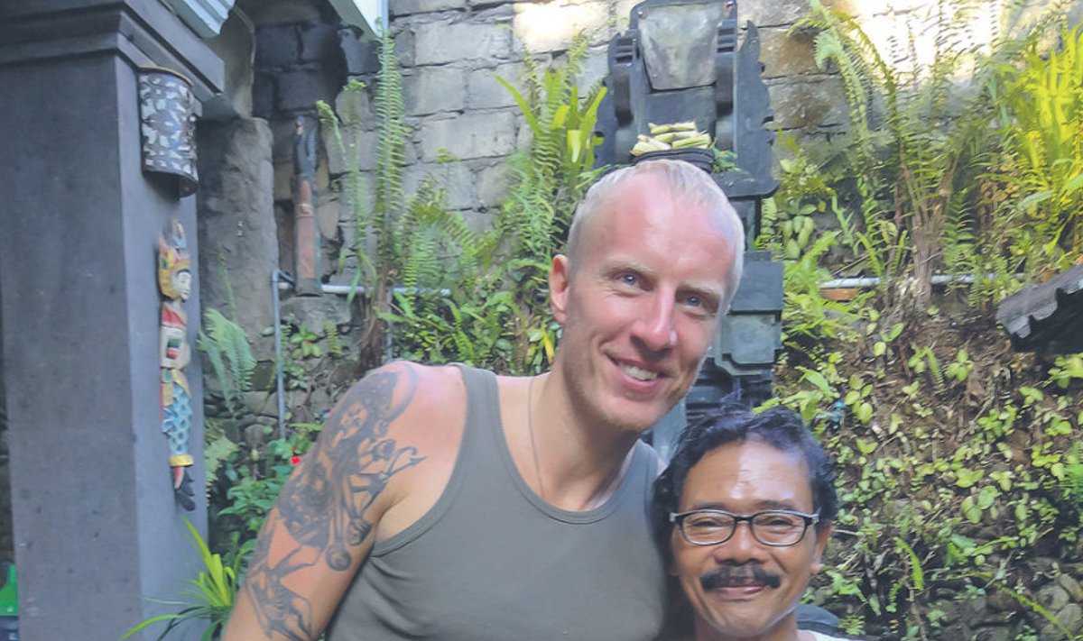  Endine tippkorvpallur Teet Telgma oma Bali papa Nyomaniga nende koduhoovis