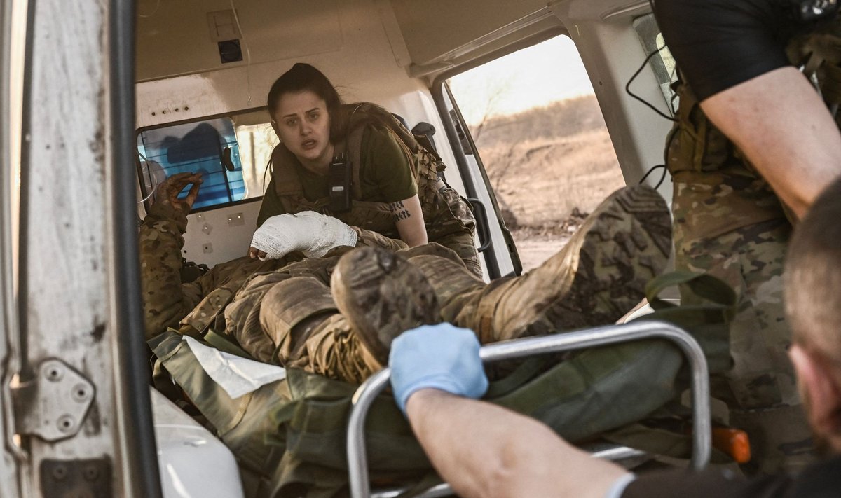 Ukraina sõdur Bahmuti lähedal arstiabi saamas. Pilt on illustratiivne
