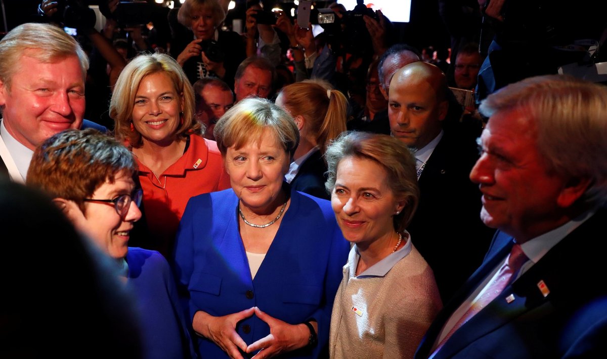 Saksa liidukantsler Angela Merkel poolehoidjatega üleeile pärast arutelu, käed kaubamärgiks saanud asendis