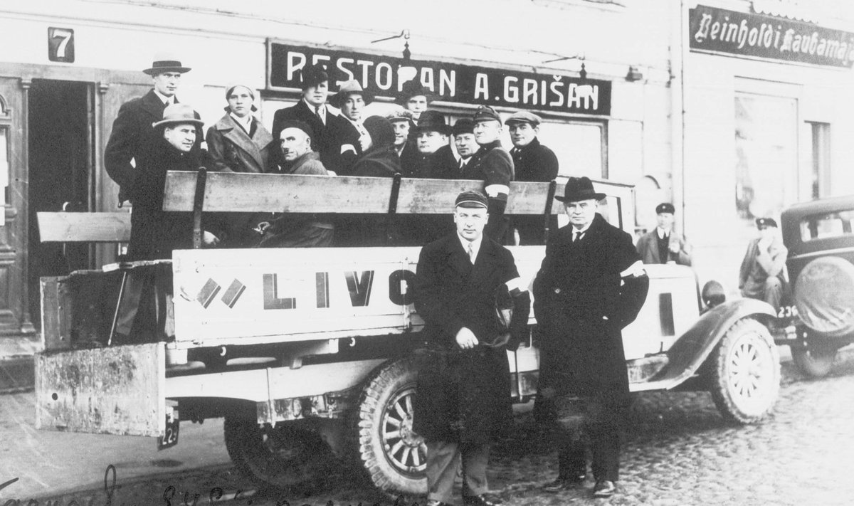 NEID KARDETI TOOMPEAL: Tartu vabadussõjalased enne minekut Tarvastu kokkutulekule septembris 1932.  