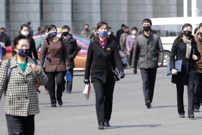 Maske kandvad Pyongyangi elanikud selle kuu algul.