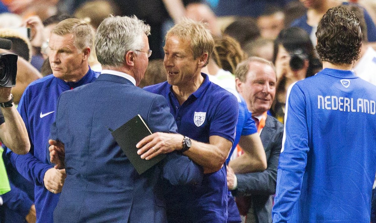Guus Hiddink õnnitleb Jürgen Klinsmanni