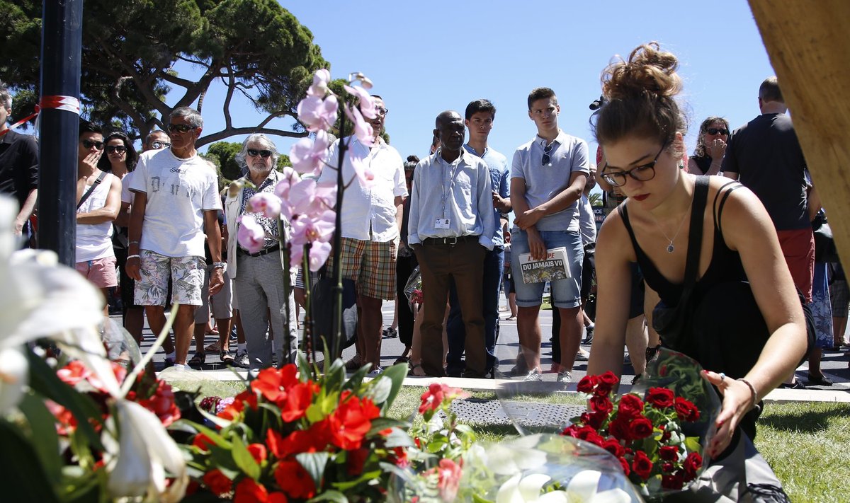 Nice’is mälestatakse lilledega üleeile õhtul toime pandud terrorirünnaku ohvreid.