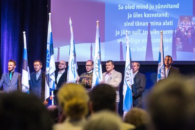 EKRE kongress Tartus algas piduliku lippude sissetoomisega ning ühiselt hümni laulmisega.
