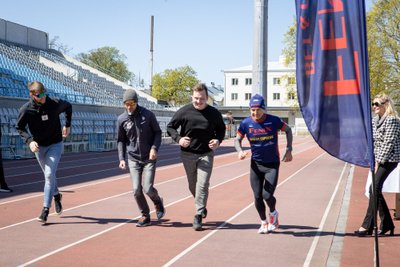 Ultramaratoonar Rait Ratasepp viis ajakirjanikud jooksuringile ja lasi proovida enda tempos püsida.