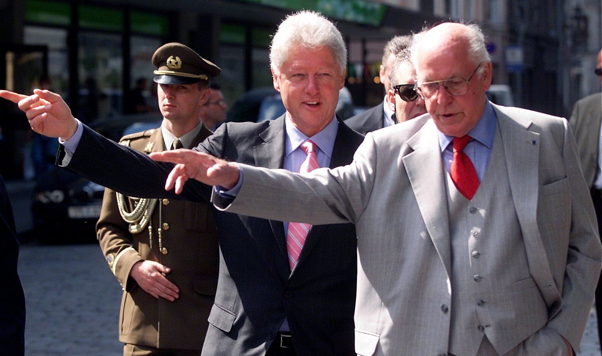 Ikka edasi. Lennart Meri jäi USA sõbraks ka pärast ametiaja lõppu. Fotol näitab ta 2002. aastal Eestit külastanud USA ekspresidendile Bill Clintonile Tallinna vanalinna.