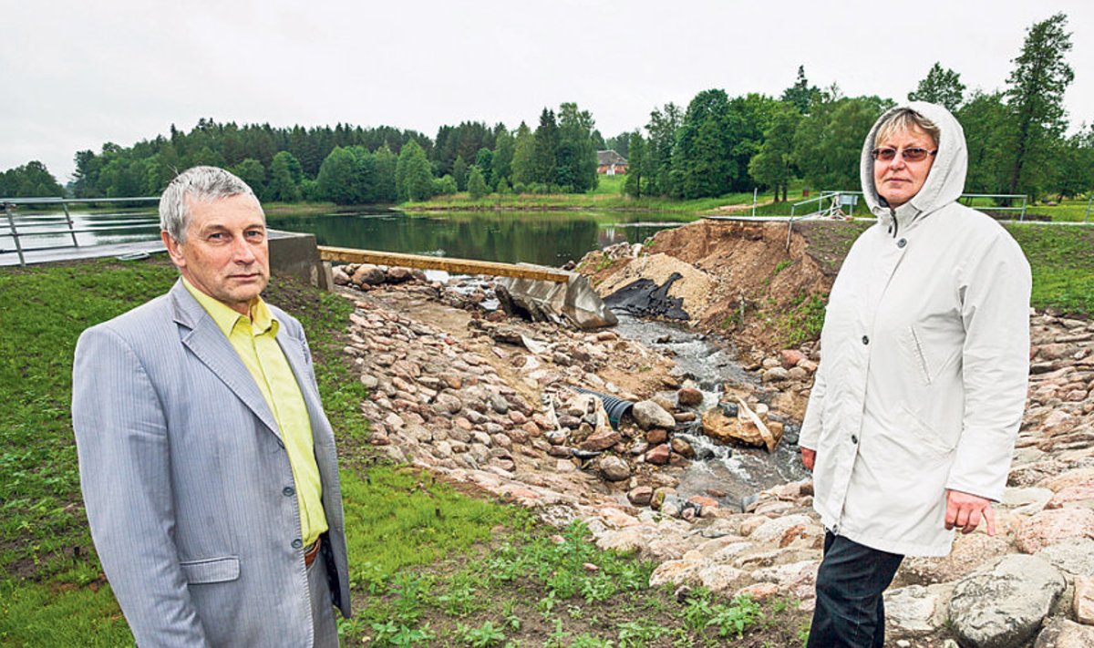 Alatskivi vallavanem Andu Tõrva ja kohalik elanik Tiina Sepp, kelle kaev järve pärast kuivaks jäi, purunenud tammi juures.